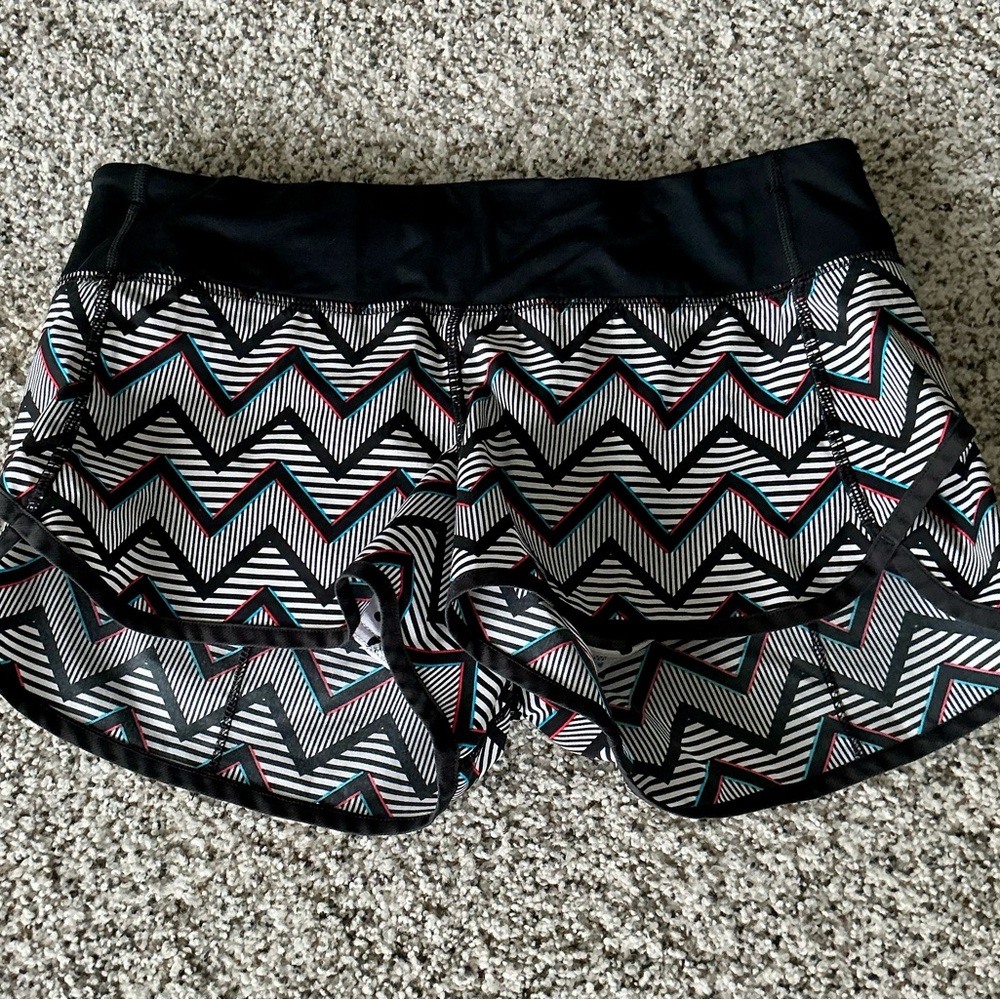 Lululemon 2014 SeaWheeze Speed Shorts in the "3D Chevron" pattern size 10
